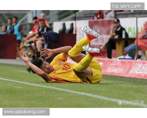 足球球星背影:赛场荣耀与追梦路的缩影 足球球星背影:赛场荣耀与追梦路的缩影